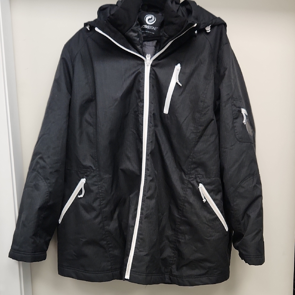 Black and White Ski Jacket with Hood and Zipper
